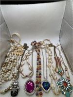 NECKLACE LOT OF 8