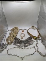 NECKLACE LOT OF 8