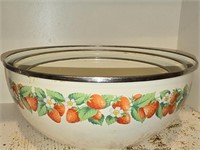 Vintage 3 pc Nesting Strawberry Vine Bowls