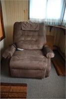 PRIDE USED LIFT RECLINER has usb plug with remote