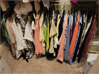 Large lot of women's clothes large to Xl