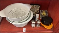 Kitchen lot- plastic mixing bowls & colander,
