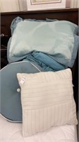 Comforter set- size queen with throw pillows &