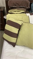 Comforter set- size queen - with throw pillows &