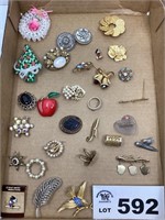 ASSORTMENT OF BROOCHES AND PINS
