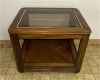 26x22x22in glass top end table