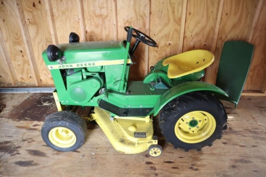 JOHN DEERE 110 RIDING LAWN MOWER: