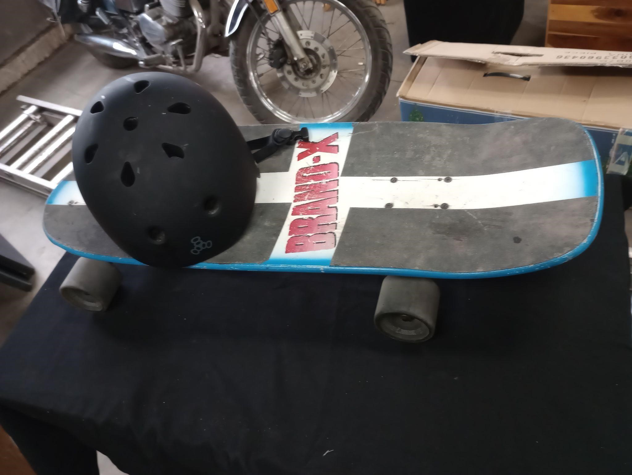 Skateboard/helmet