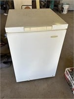 HOLIDAY CHEST FREEZER MODEL NO. R134A (24" X 26"