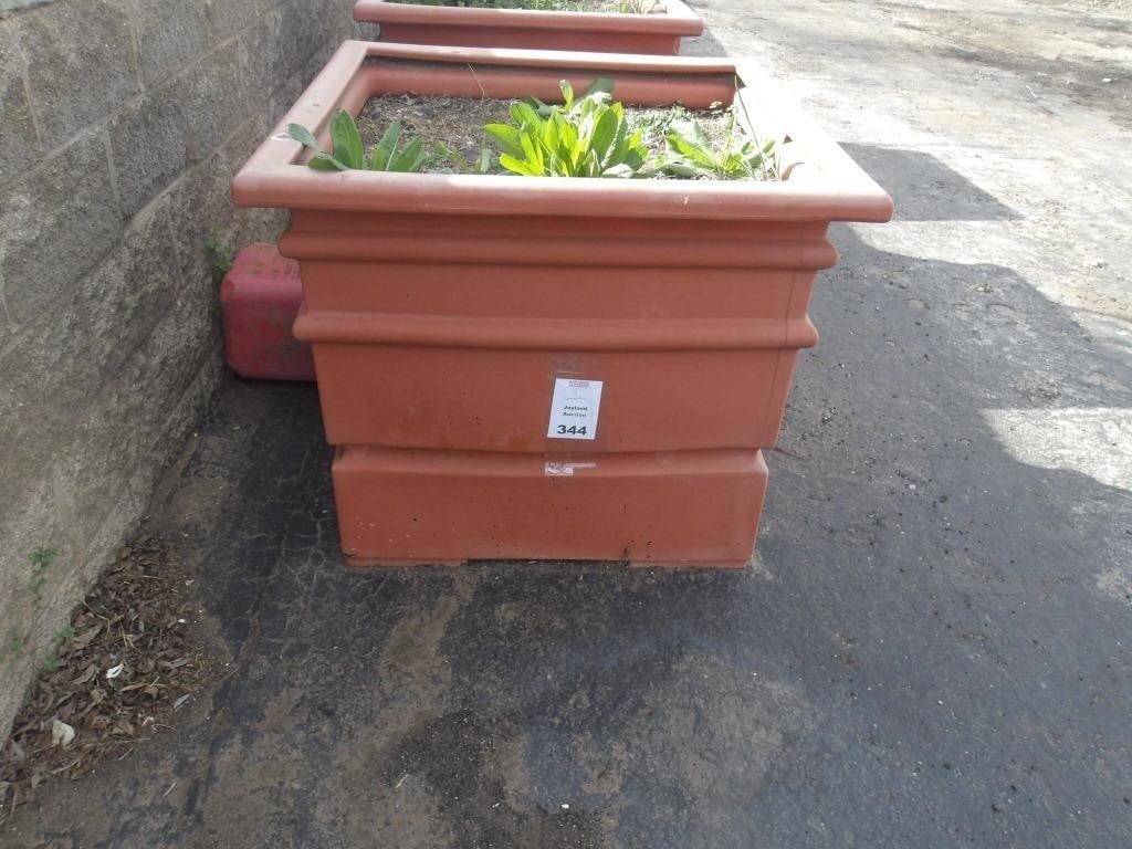 3 Plastic Pot Planters