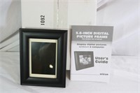DIGITAL PICTURE FRAME-NEW 5.6"