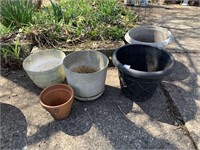 GLAZED POTTERY PLANTER AND PLASTIC PLANTERS