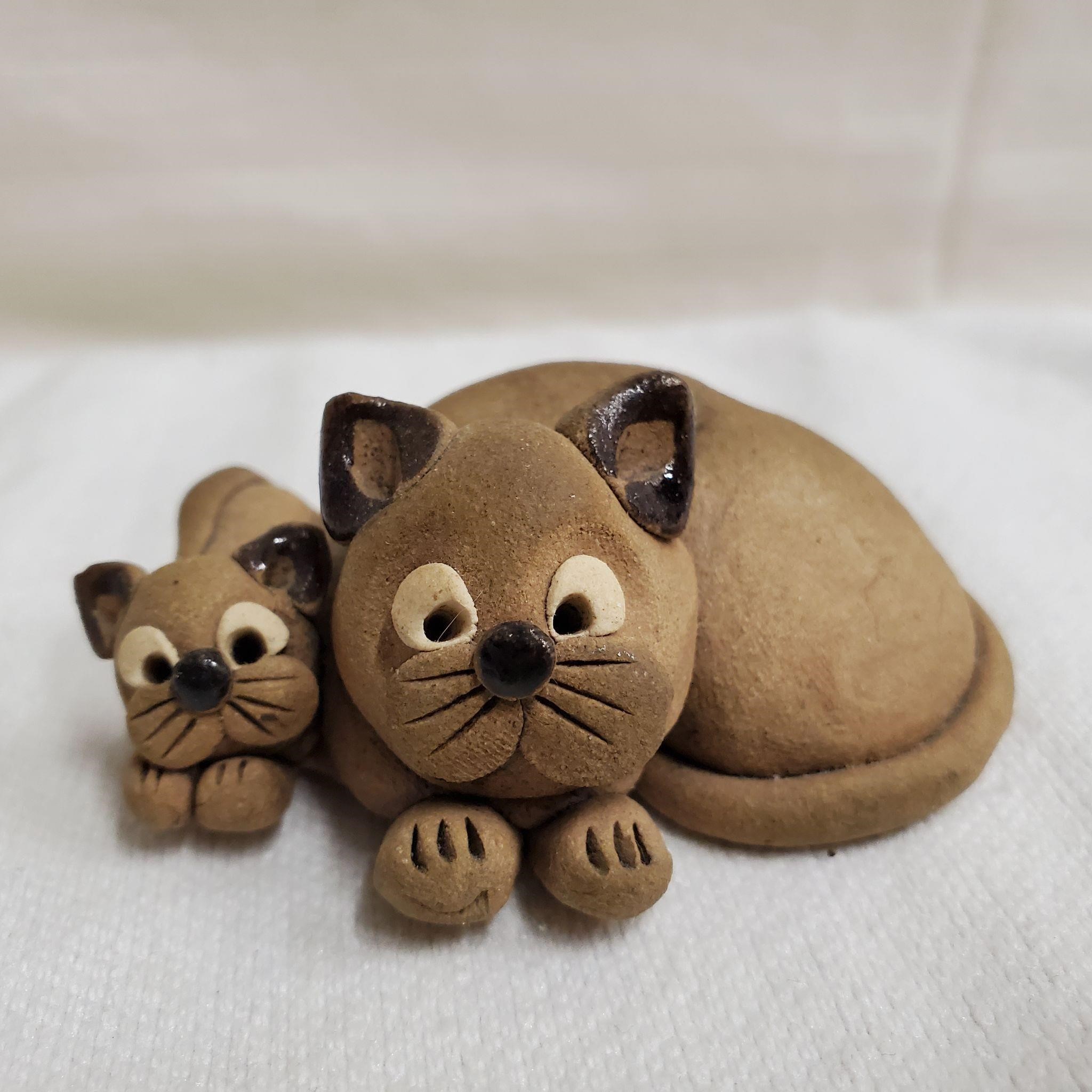 Cat and kitten figurine