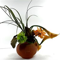 Pot en terre cuite avec fleurs artificielles