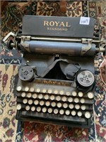 VINTAGE ROYAL TYPEWRITER .