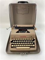 Vtg ROYAL Quiet De Luxe Typewriter