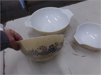 3 piece Pyrex bowl set