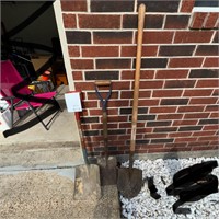 3 different size of shovels.