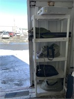 Lot with plastic rack with miscellaneous air beds,