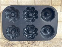 Heavy metal Bundt cake pan