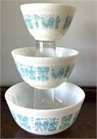 Vintage Pyrex nesting bowls