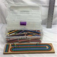 F11) CRIBBAGE BOARD, COLORED PENCILS IN STORAGE