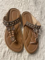 F7) Like new sandals size 9 1/2