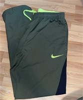 F8)BRAND NEW Men’s Nike wind/sweat pants size med.