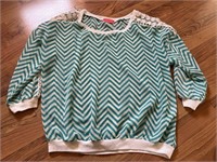 D1) Woman’s shirt size large. Like new!