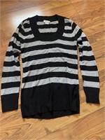D1) Woman’s sweater. Size medium. Like new!