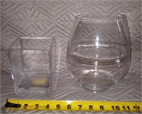 C11) Two nice glass vases.