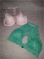 C11) Woman's 34DD Victoria secret light pink bra &