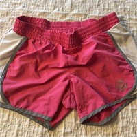 R3) Women’s old navy size medium. Pink running