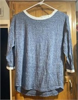 R3) Women’s size medium. 3/4 sleeve blue and