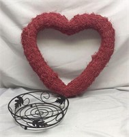 F13) PINK WOVEN HEART WREATH, BASKET