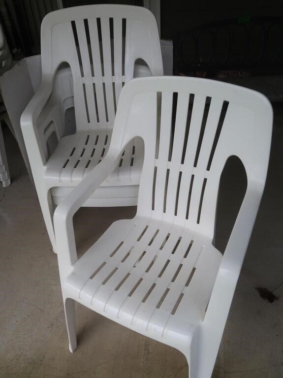 4 Plastic Deck Chairs