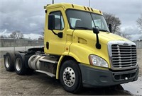 (CR) 2013 Freightliner Day Cab Semi