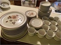 Dinnerware set Woodhaven collection