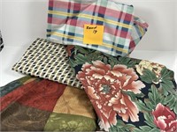 Lot of 4 tablecloths.round.
