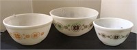 Vintage Pyrex mixing/nesting bowls - largest