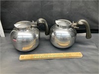 2 vintage pots