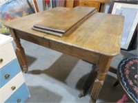 ANTIQUE OAK DINING TABLE W/2 LEAF