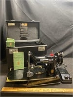 1940 SINGER PORTABLE SEWING MACHINE