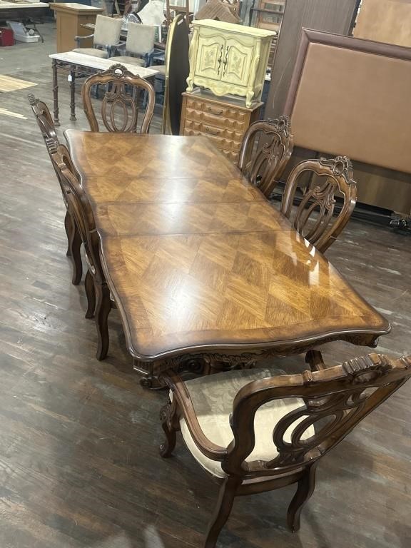 VERY NICE DINING TABLE WITH 6 CHAIRS