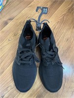 F12)  Men’s black Avia shoes. Size 11. New!