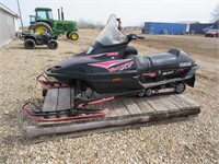 1996 YAMAHA VMAX 600 SNOWMOBILE (RUNNING)