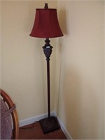 Beautiful floor lamp. Approx 64 inches tall
