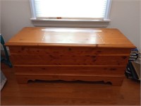 Lane cedar chest. No key. Approx 44 inches wide,