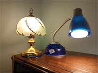 2 working desk lamps. Hold tone one is a 3 way