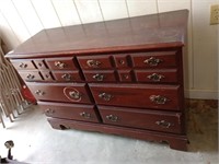 6 drawer dresser with attachable mirror. Needs